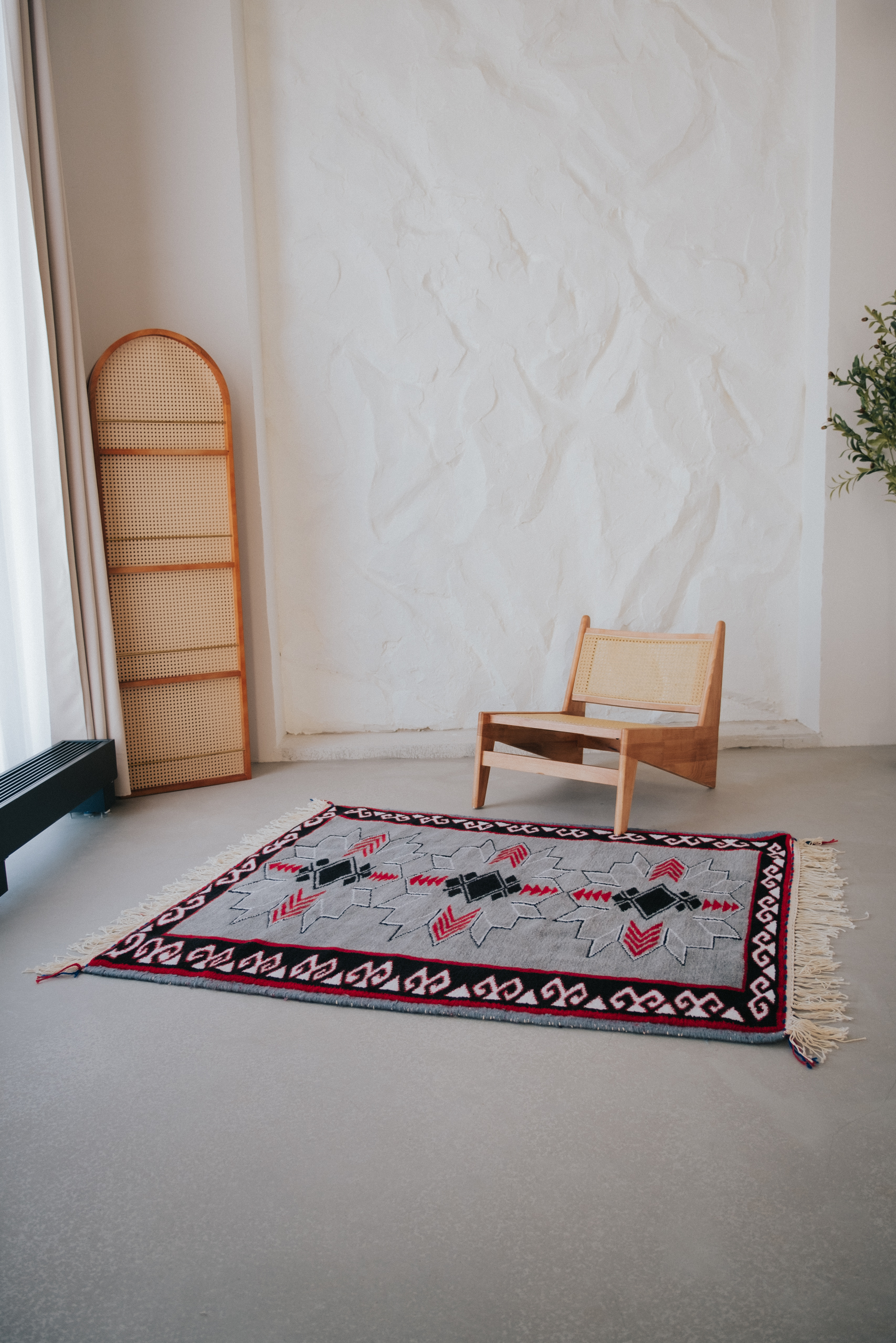 rug on floor image